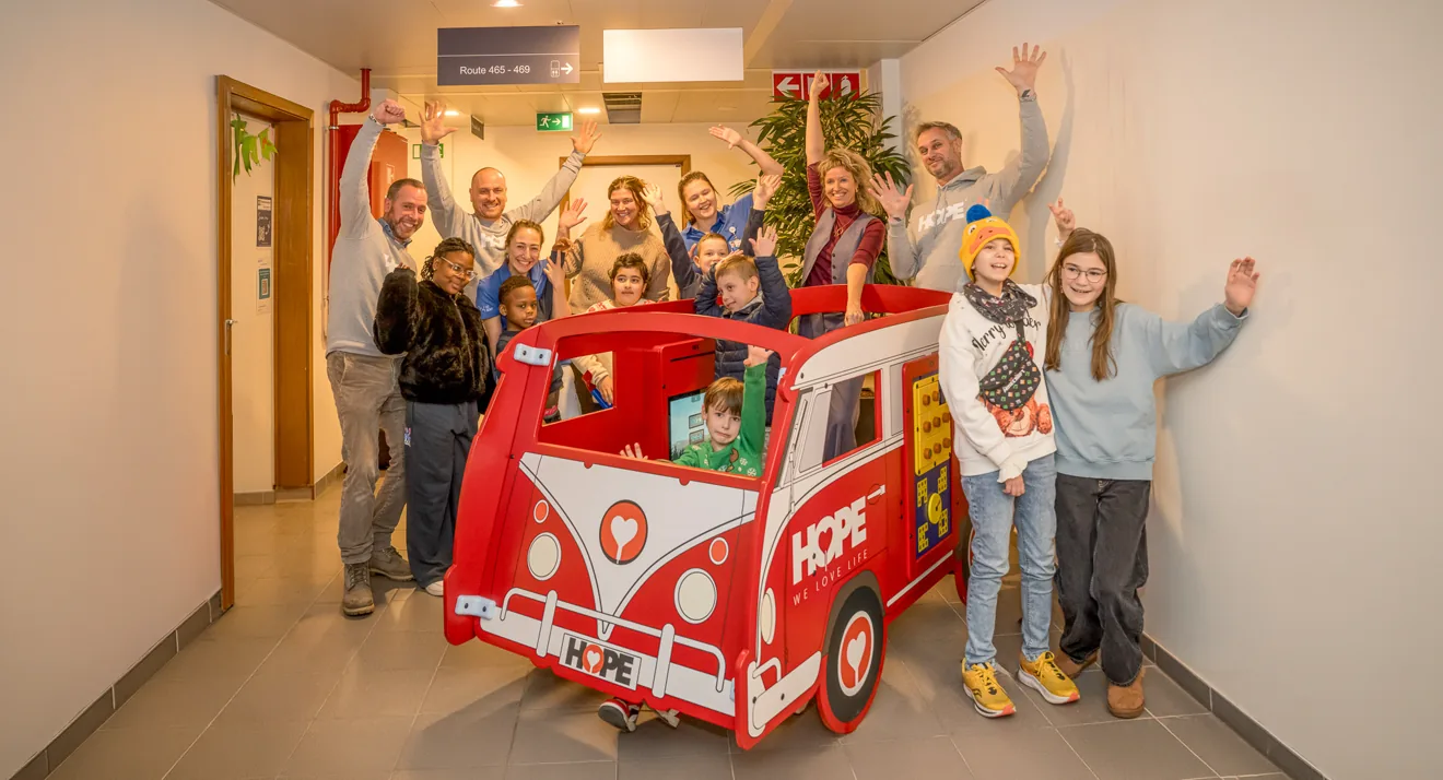 Ondernemers en supporters vieren de opbrengst van het boksgala