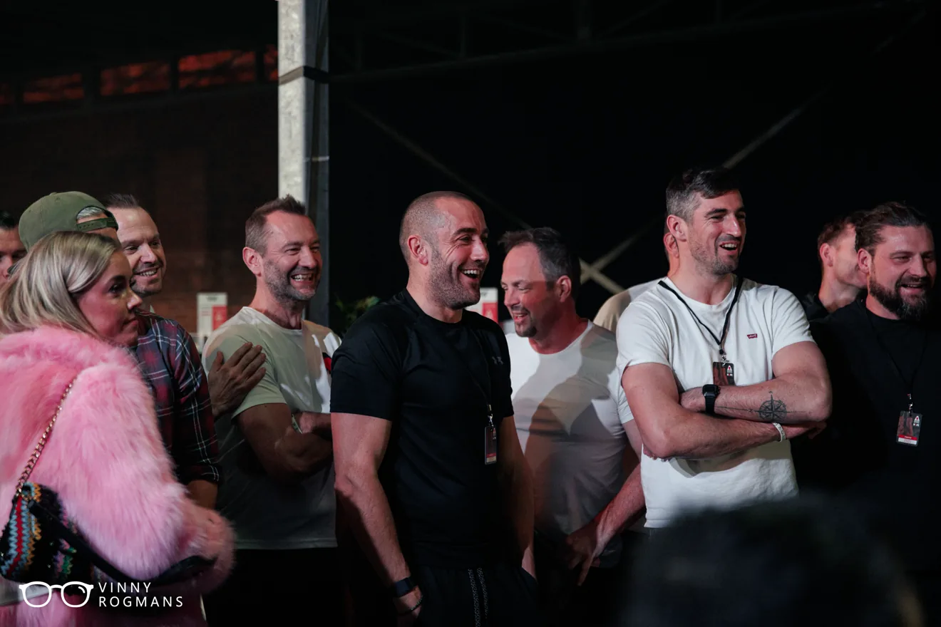 Deelnemers lachen samen na de gala-avond