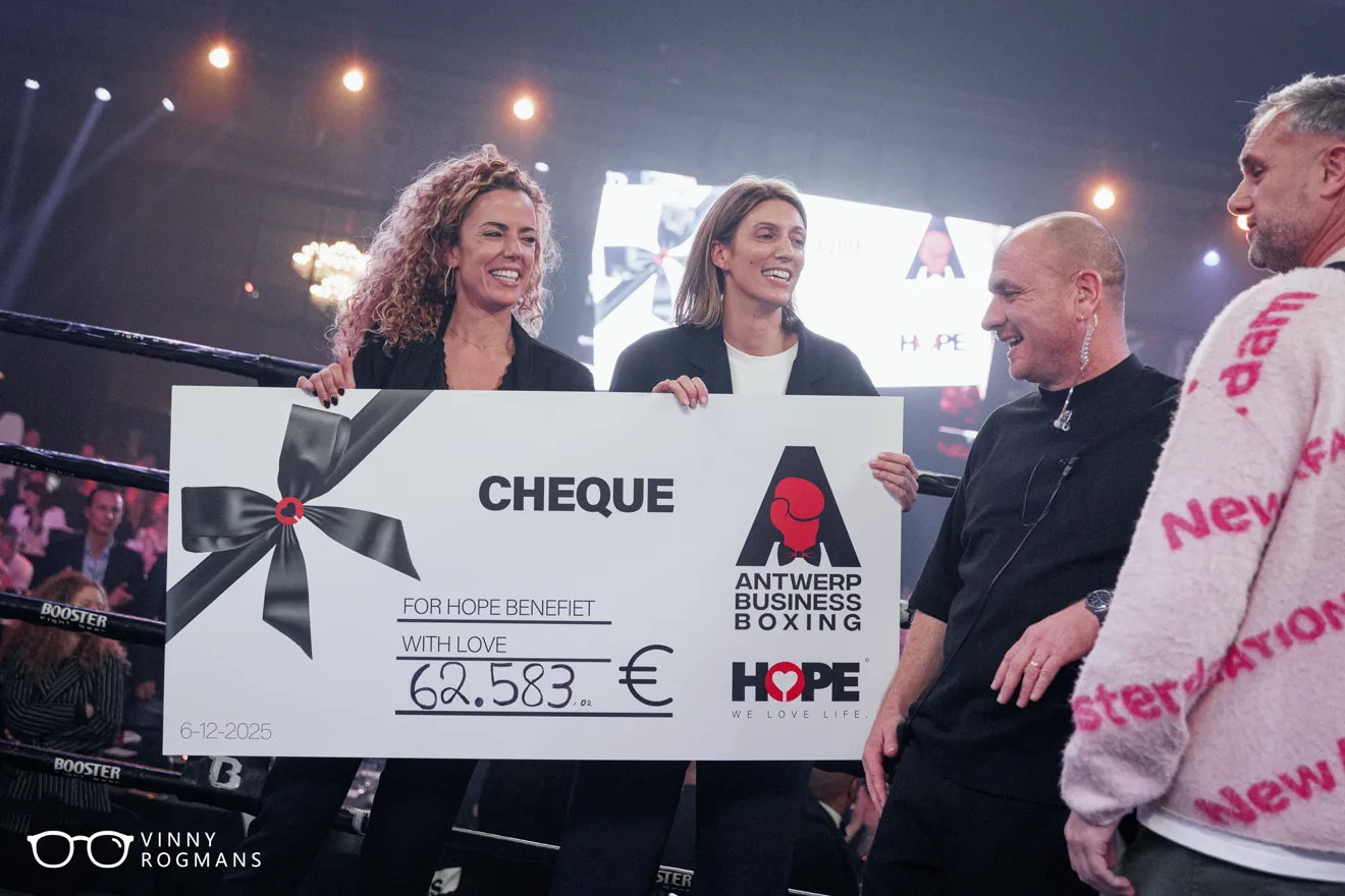 De cheque voor het goede doel wordt overhandigd in de ring