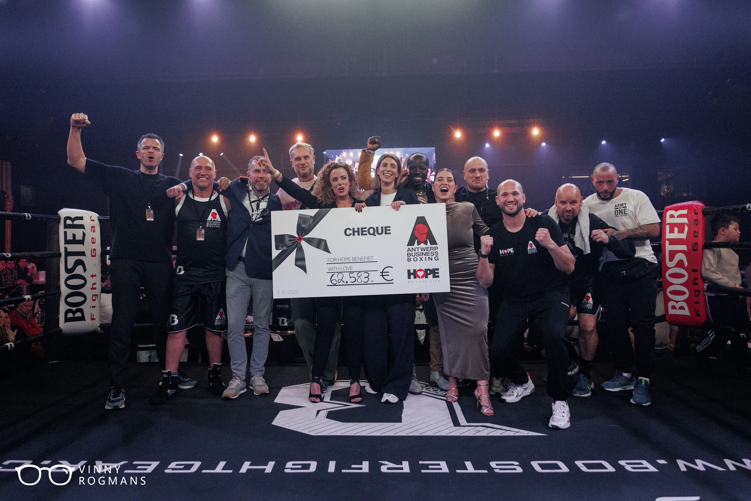 Deelnemers en organisatie in de ring met de cheque voor het goede doel