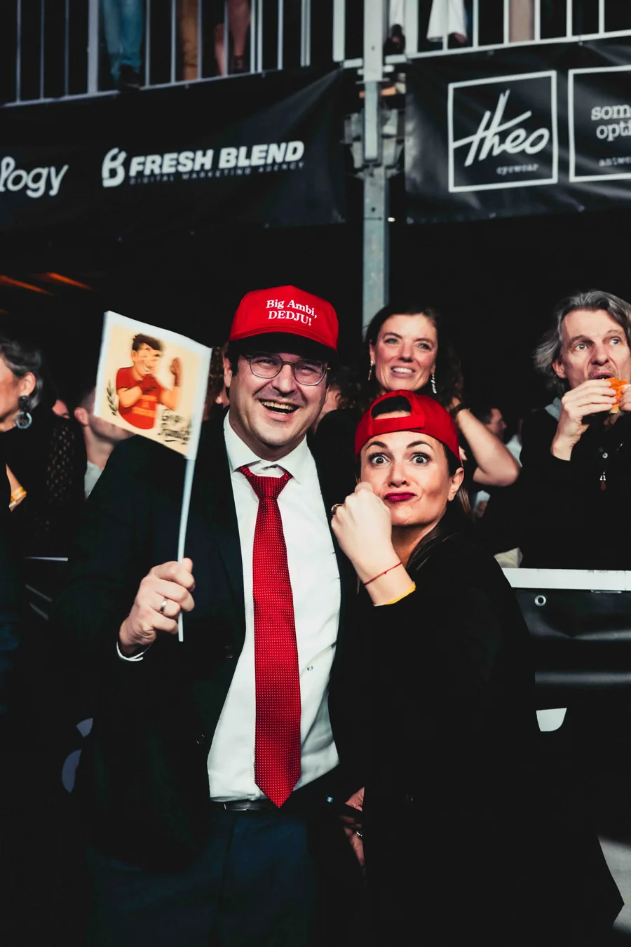 Gasten poseren lachend met props aan de fotobooth